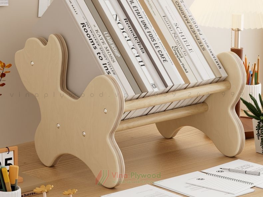 Kệ sách để bàn sáng tạo nhiều hình TK6811 là lựa chọn lý tưởng giúp bé sắp xếp sách, truyện và đồ dùng học tập ngăn nắp ngay trên bàn học. Sản phẩm được VinaPlywood sản xuất từ gỗ Plywood cao cấp, gia công CNC chính xác, bo tròn toàn bộ góc cạnh mềm mại, đảm bảo an toàn khi sử dụng. Bề mặt và cạnh kệ được sơn lót chống mốc, giúp tăng độ bền, chống ẩm và dễ dàng vệ sinh. Thiết kế sáng tạo với nhiều hình dáng ngộ nghĩnh như chó, mèo, khủng long… tạo điểm nhấn đáng yêu, khơi gợi hứng thú đọc sách cho trẻ. Kệ phù hợp sử dụng tại gia đình, trường mầm non, lớp học Montessori và các không gian giáo dục sớm.
