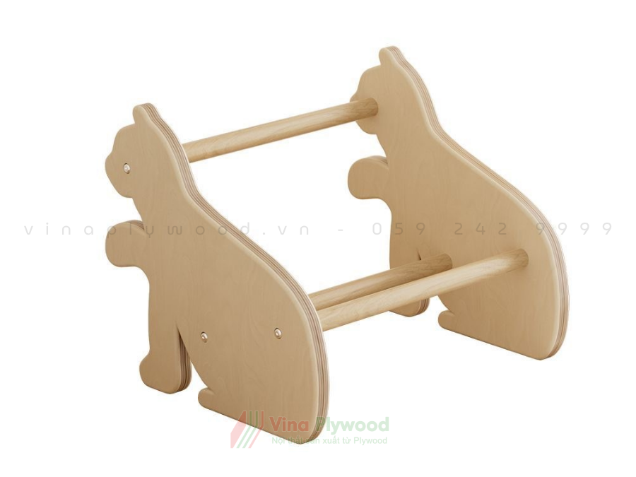 Kệ sách để bàn sáng tạo nhiều hình TK6811 là lựa chọn lý tưởng giúp bé sắp xếp sách, truyện và đồ dùng học tập ngăn nắp ngay trên bàn học. Sản phẩm được VinaPlywood sản xuất từ gỗ Plywood cao cấp, gia công CNC chính xác, bo tròn toàn bộ góc cạnh mềm mại, đảm bảo an toàn khi sử dụng. Bề mặt và cạnh kệ được sơn lót chống mốc, giúp tăng độ bền, chống ẩm và dễ dàng vệ sinh. Thiết kế sáng tạo với nhiều hình dáng ngộ nghĩnh như chó, mèo, khủng long… tạo điểm nhấn đáng yêu, khơi gợi hứng thú đọc sách cho trẻ. Kệ phù hợp sử dụng tại gia đình, trường mầm non, lớp học Montessori và các không gian giáo dục sớm.