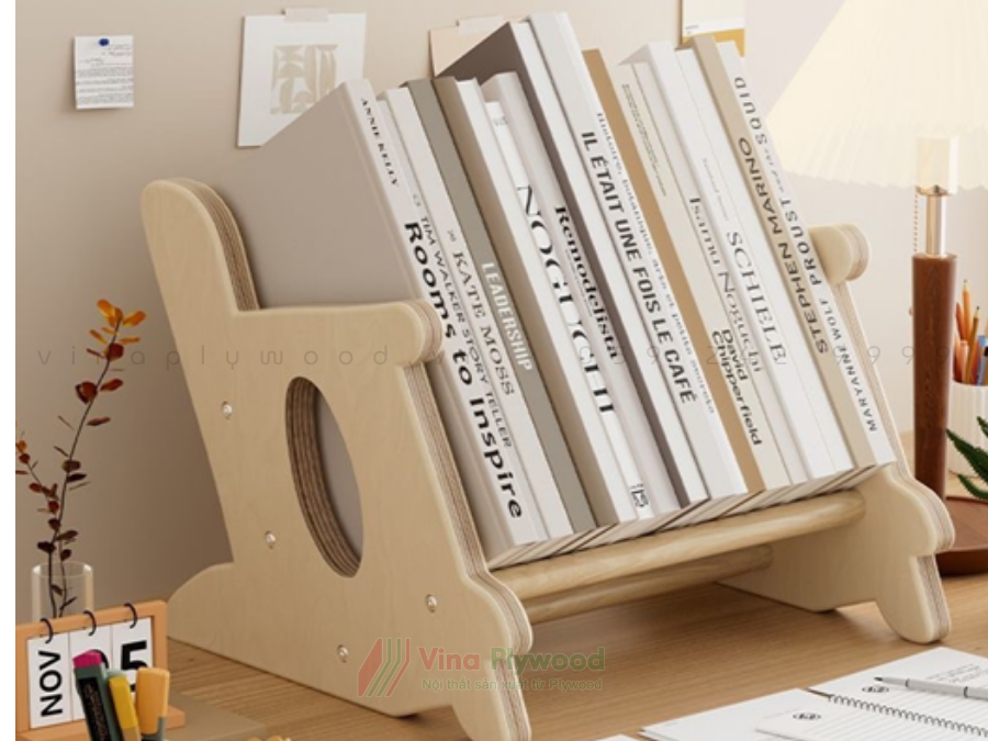 Kệ sách để bàn sáng tạo nhiều hình TK6811 là lựa chọn lý tưởng giúp bé sắp xếp sách, truyện và đồ dùng học tập ngăn nắp ngay trên bàn học. Sản phẩm được VinaPlywood sản xuất từ gỗ Plywood cao cấp, gia công CNC chính xác, bo tròn toàn bộ góc cạnh mềm mại, đảm bảo an toàn khi sử dụng. Bề mặt và cạnh kệ được sơn lót chống mốc, giúp tăng độ bền, chống ẩm và dễ dàng vệ sinh. Thiết kế sáng tạo với nhiều hình dáng ngộ nghĩnh như chó, mèo, khủng long… tạo điểm nhấn đáng yêu, khơi gợi hứng thú đọc sách cho trẻ. Kệ phù hợp sử dụng tại gia đình, trường mầm non, lớp học Montessori và các không gian giáo dục sớm.