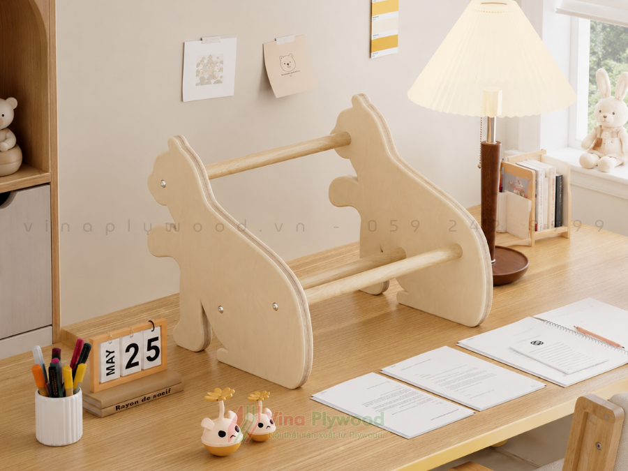 Kệ sách để bàn sáng tạo nhiều hình TK6811 là lựa chọn lý tưởng giúp bé sắp xếp sách, truyện và đồ dùng học tập ngăn nắp ngay trên bàn học. Sản phẩm được VinaPlywood sản xuất từ gỗ Plywood cao cấp, gia công CNC chính xác, bo tròn toàn bộ góc cạnh mềm mại, đảm bảo an toàn khi sử dụng. Bề mặt và cạnh kệ được sơn lót chống mốc, giúp tăng độ bền, chống ẩm và dễ dàng vệ sinh. Thiết kế sáng tạo với nhiều hình dáng ngộ nghĩnh như chó, mèo, khủng long… tạo điểm nhấn đáng yêu, khơi gợi hứng thú đọc sách cho trẻ. Kệ phù hợp sử dụng tại gia đình, trường mầm non, lớp học Montessori và các không gian giáo dục sớm.