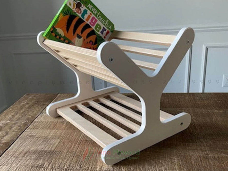 Kệ sách Montessori TK6812 bằng gỗ Plywood đặt cạnh giỏ đồ chơi, lưu trữ nhiều sách truyện trên hai tầng tiện lợi.